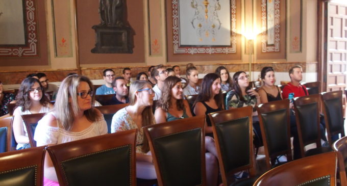 26 jóvenes se incorporan a la plantilla municipal en Villena para un año