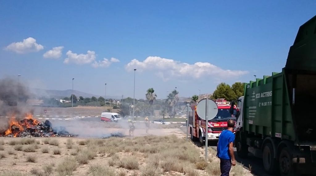 Los bomberos sofocan un fuego originado en un camión de residuos