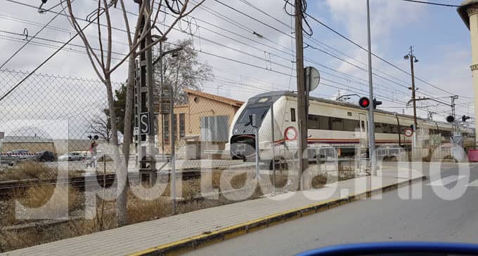 Esquembre molesto por la paralización de la línea de cercanías entre Villena y Alicante