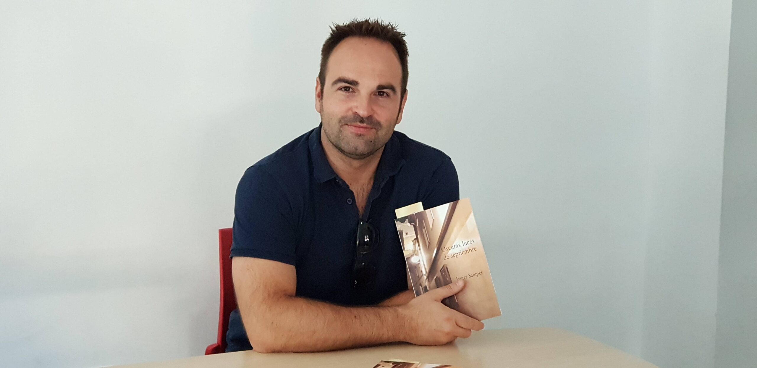 «Oscuras luces de septiembre», la primera novela de Javier Samper  ambientada  en Villena