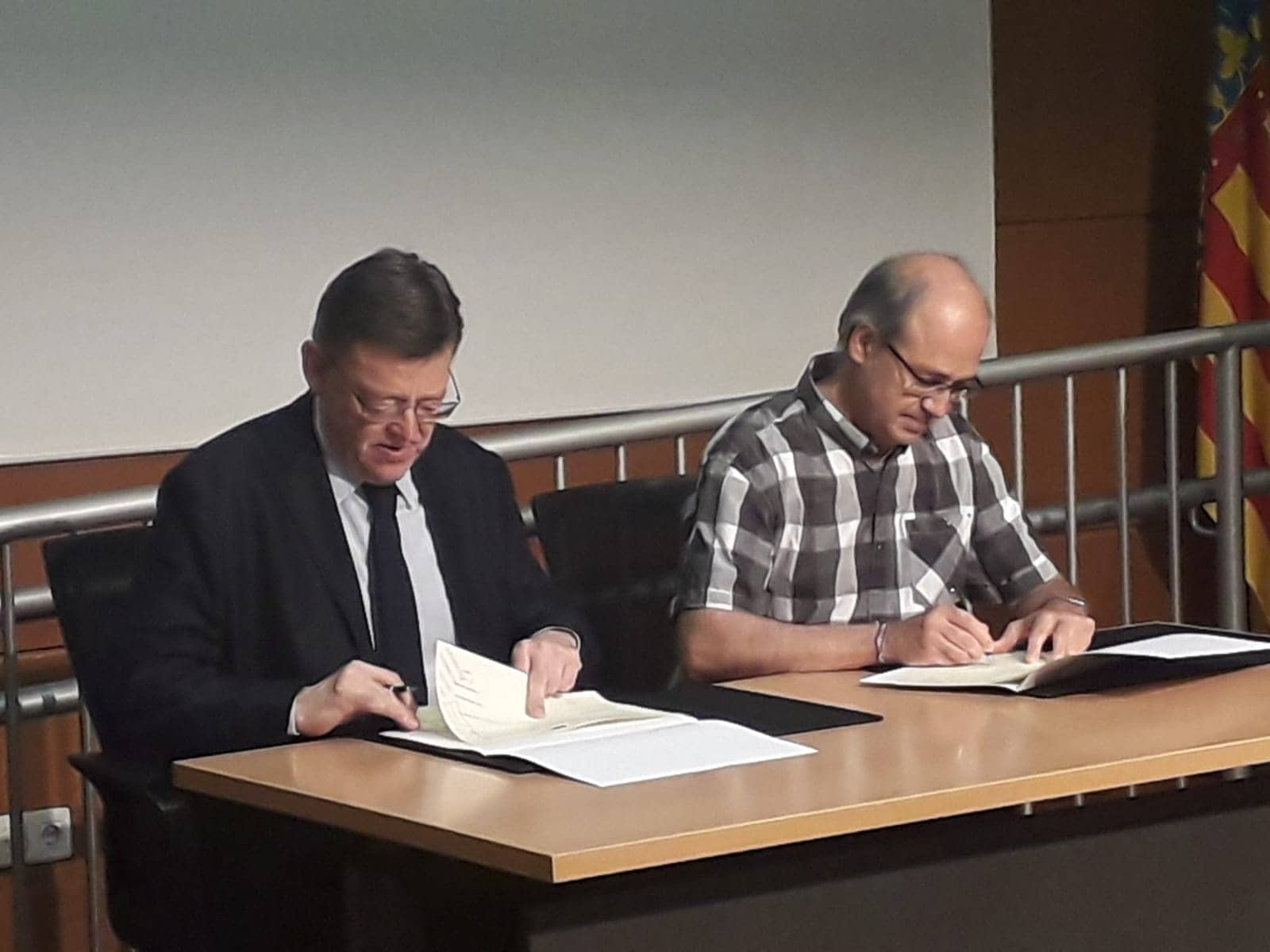 El President de la Generalitat firma en Alicante el acuerdo de los Fondos FEDER
