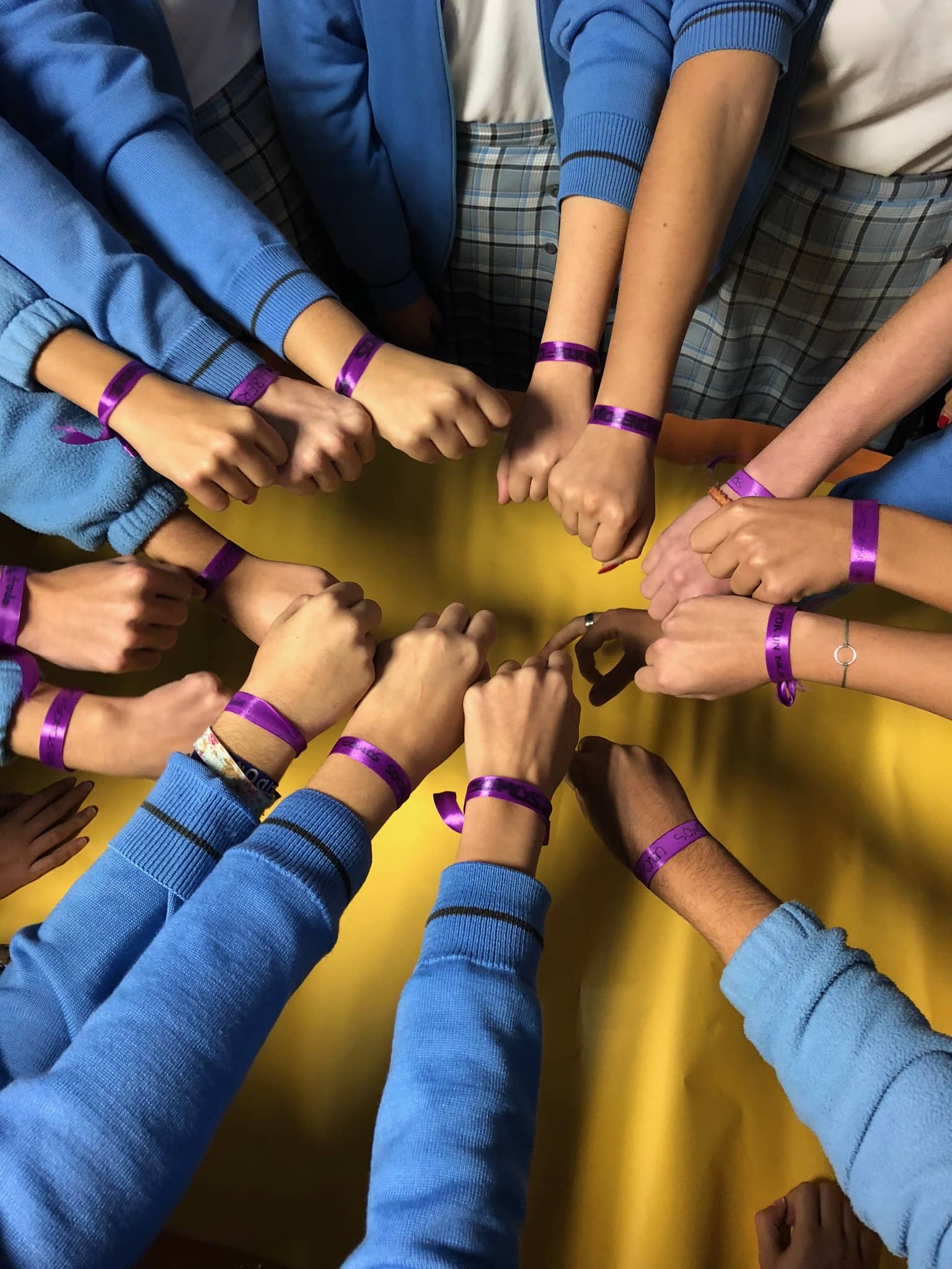 El colegio Paulas une sus manos para eliminar la violencia de género