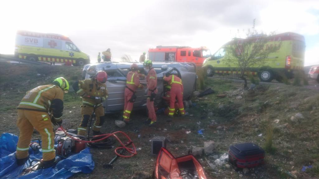 Bomberos de Villena y Valencia rescatan a dos personas tras sufrir un accidente