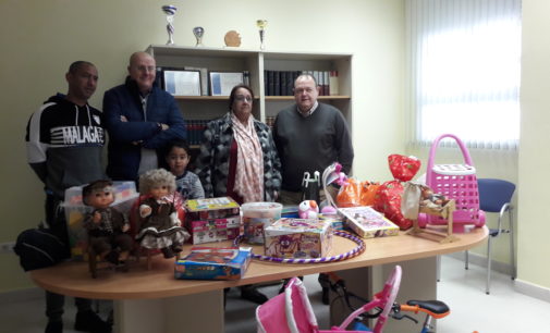 La delegación del ICALI en Villena entrega los juguetes donados por los letrados a la asociación Al’Romale