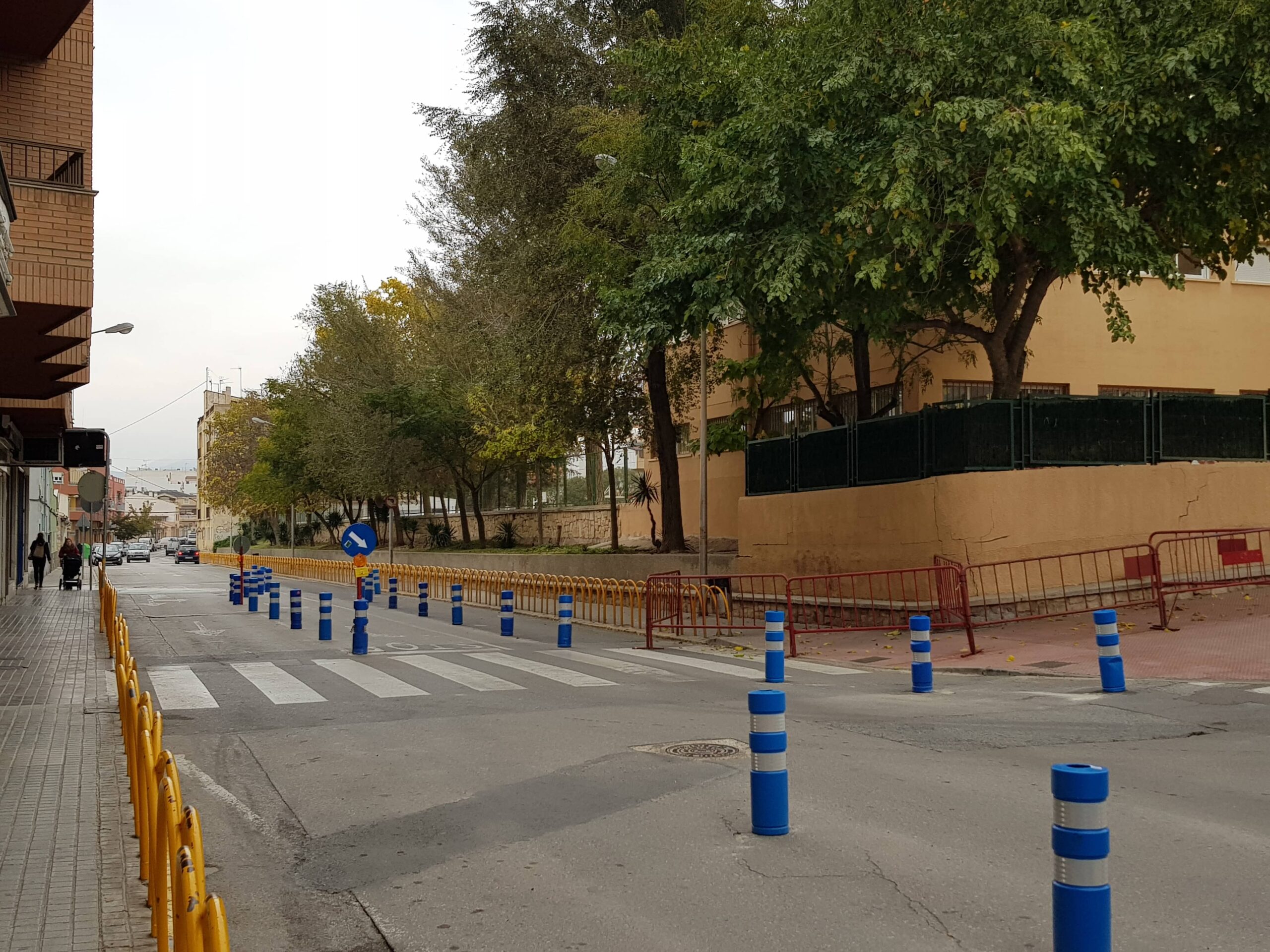 El Ayuntamiento eliminará un tramo del muro del colegio La Celada