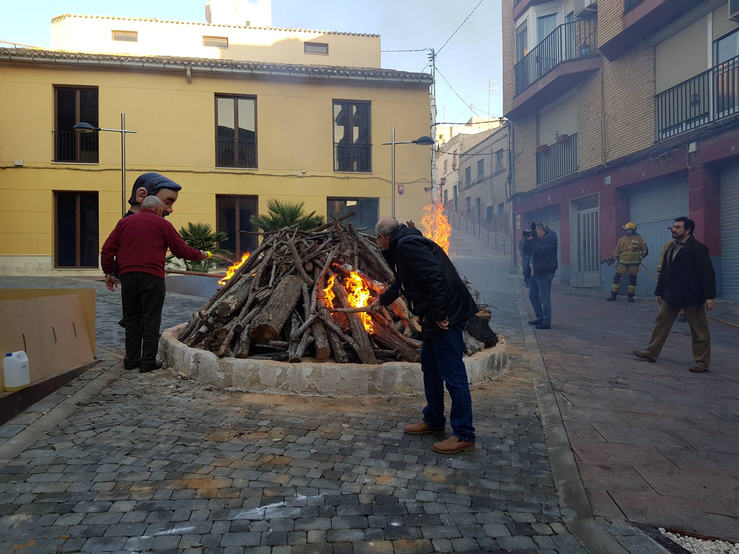 El fuego inicia la festividad de San Antón en Villena