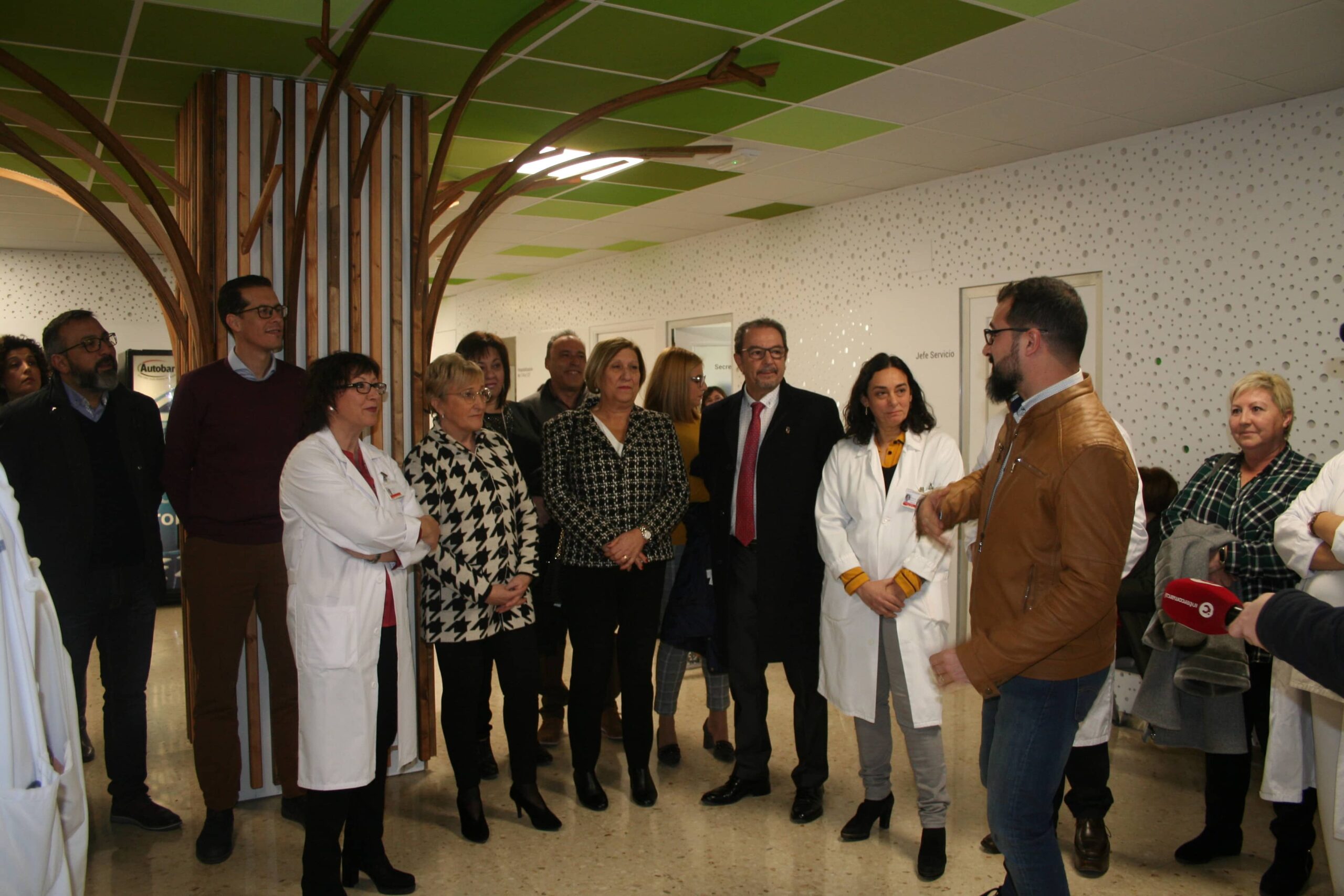 La consellera de Sanidad destaca en su visita la remodelación de los paritorios del Hospital de Elda