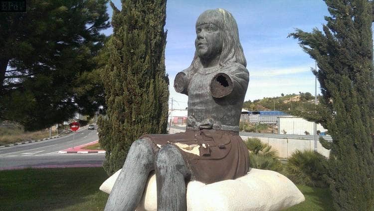 El Ayuntamiento sigue sin restaurar la escultura al zapatero, “sin brazos” desde hace años