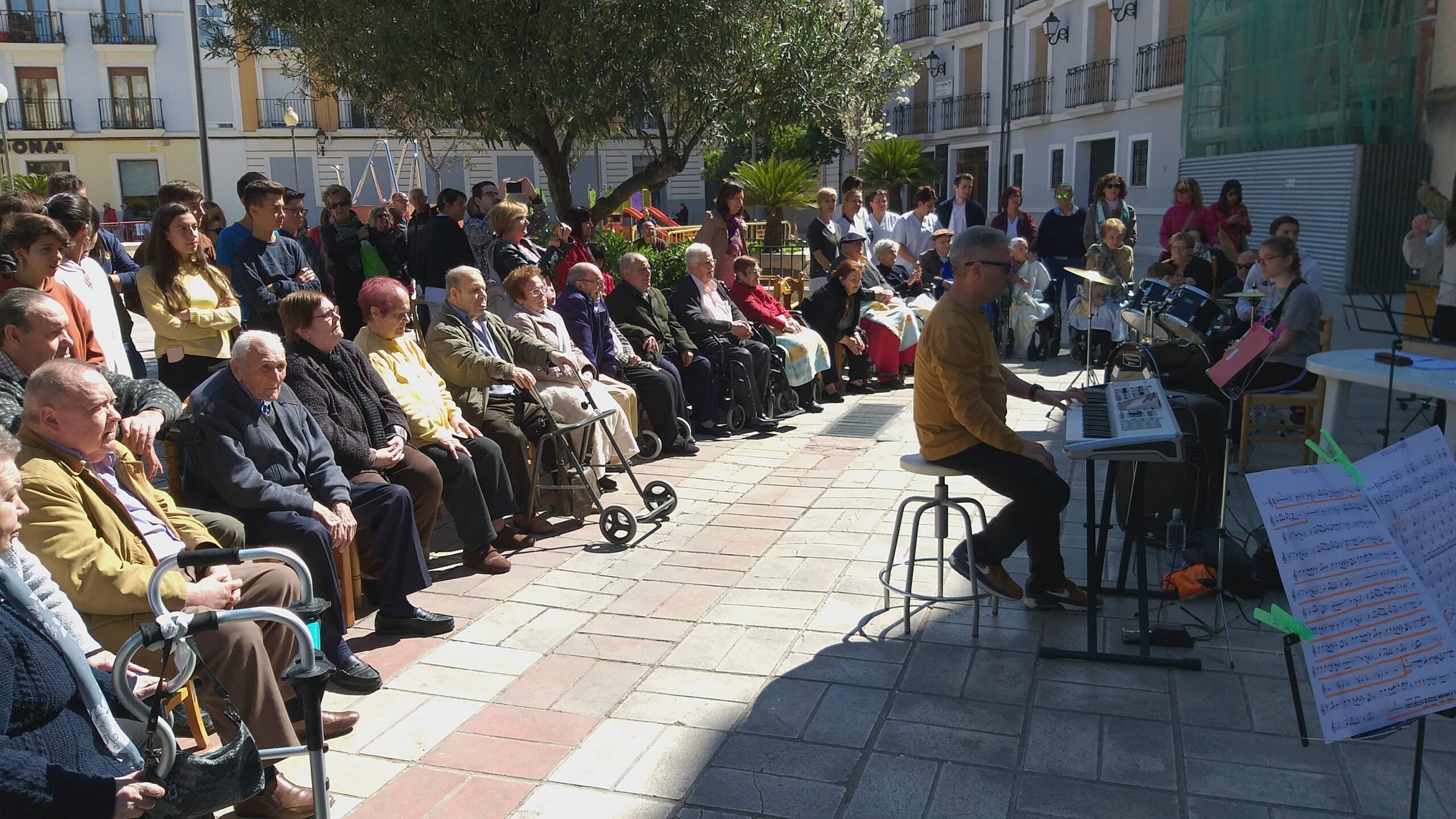 Alumnos del IES Las Fuentes  celebran un concierto para los ancianos del asilo