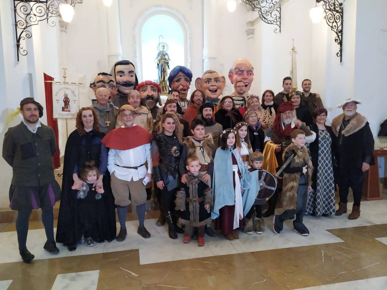 La familia Marco pregona las Fiestas del Medievo en Villena