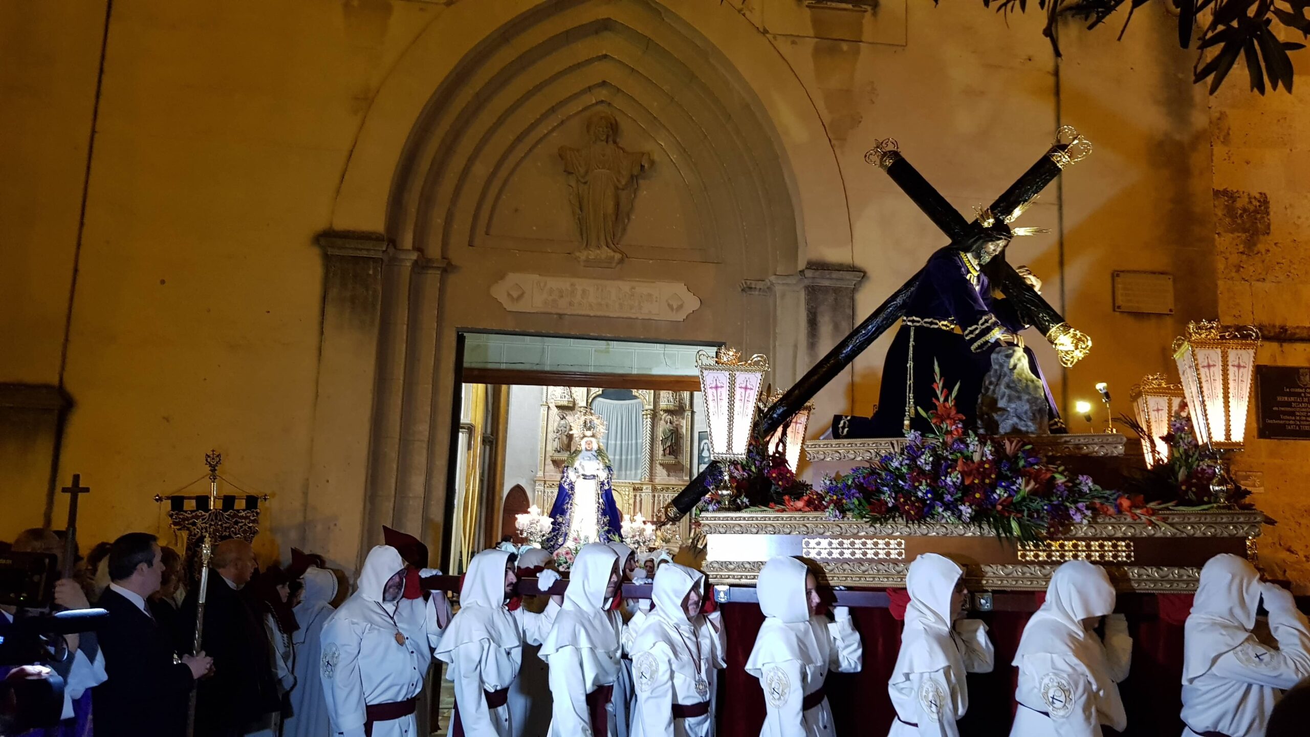 La Virgen de la Amargura y el Santísimo Cristo de la Caída procesionan el Lunes Santo