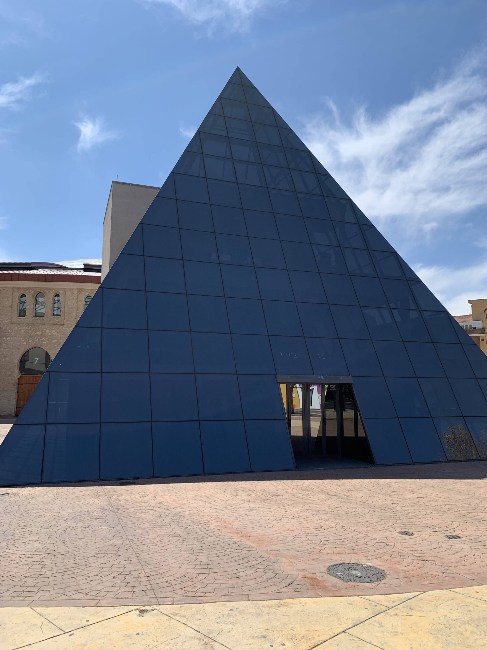 Esquerra Unida de Villena propone ceder los espacios de la pirámide para ensayos artísticos