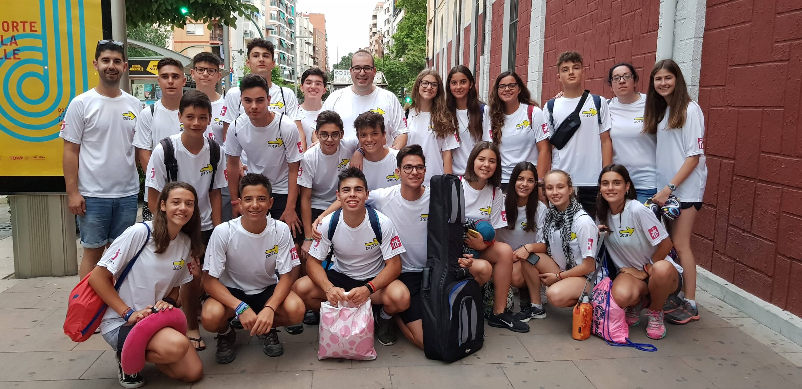 Alumnos y profesores del colegio Salesiano en el camino de Santiago