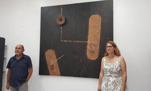 El villenense, Paco Martínez, dona un cuadro al Ayuntamiento valorado en 3.000 euros