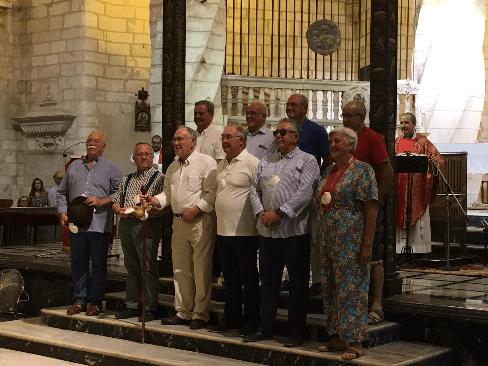 Los Amigos del Camino de Santiago imponen la vieira de peregrino a nueve componentes
