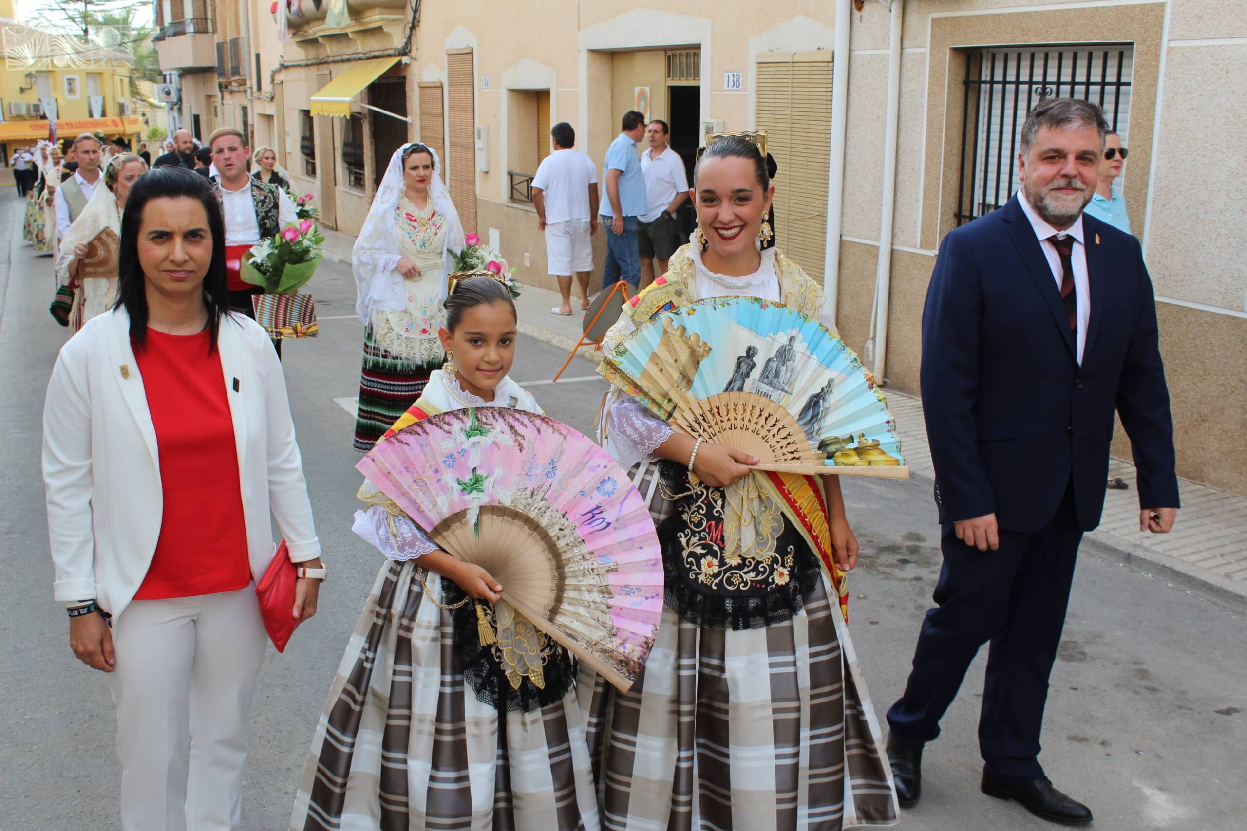 Las Regidoras de Fiestas participan en la ofrenda floral de la Patrona de Pinoso