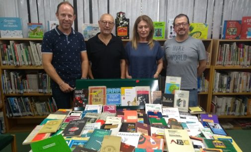 Las Bibliotecas de Villena reciben una donación de libros de Caricato Teatro