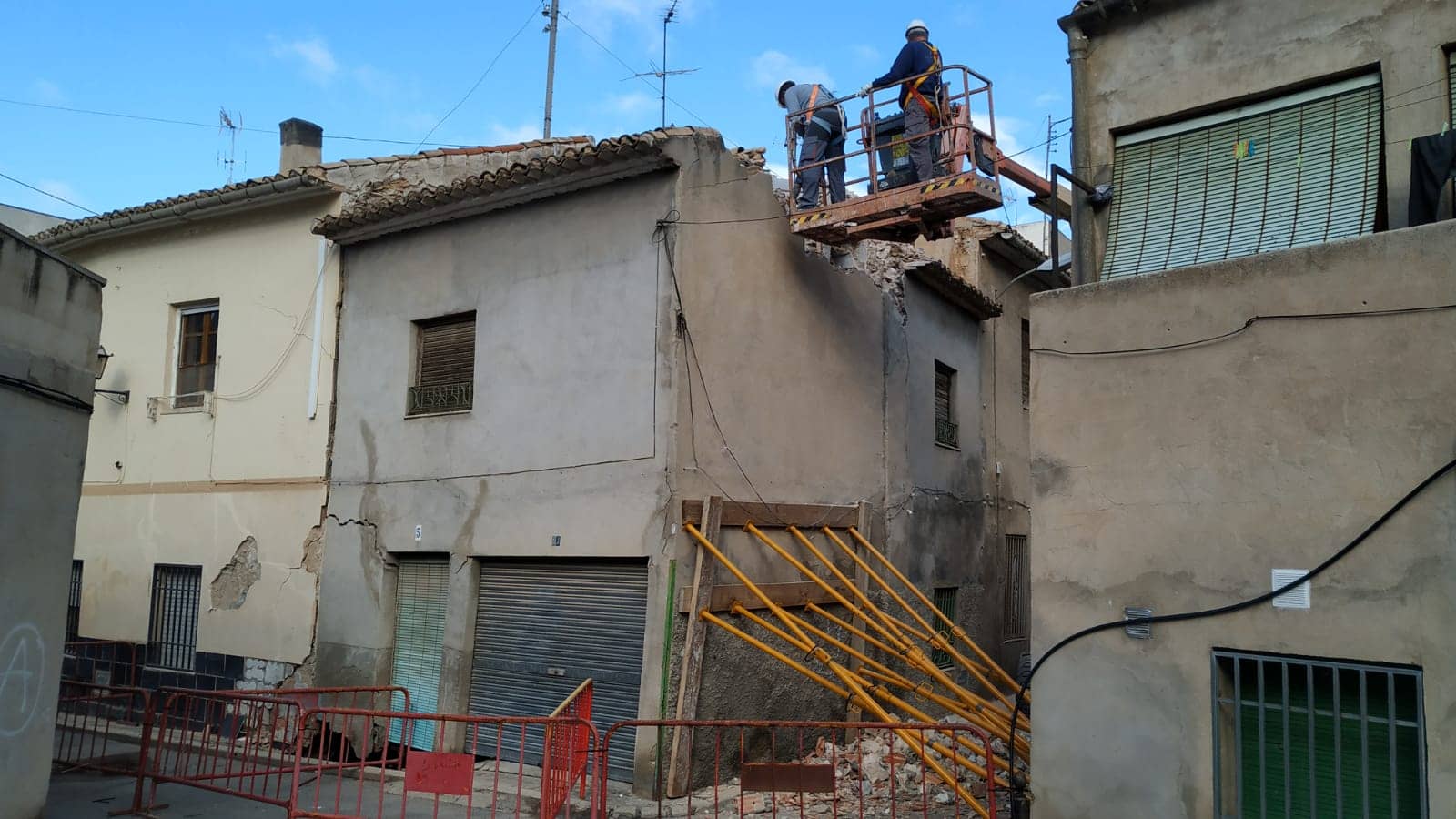 El Ayuntamiento procede a la demolición de una de las viviendas de la calle Telarete por seguridad