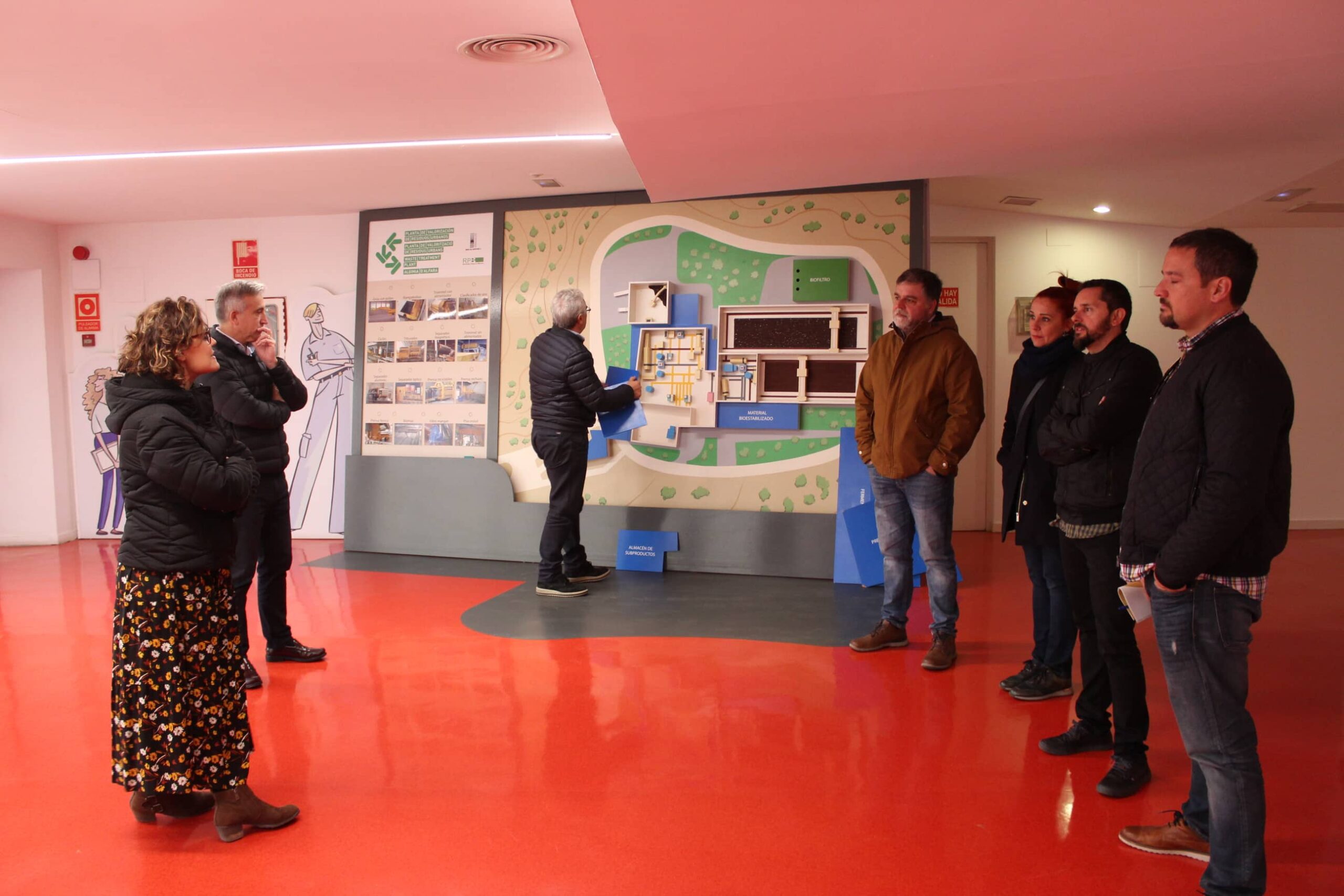 El alcalde y el edil de Medio Ambiente de Villena visitan la planta de tratamiento de residuos de Algimia