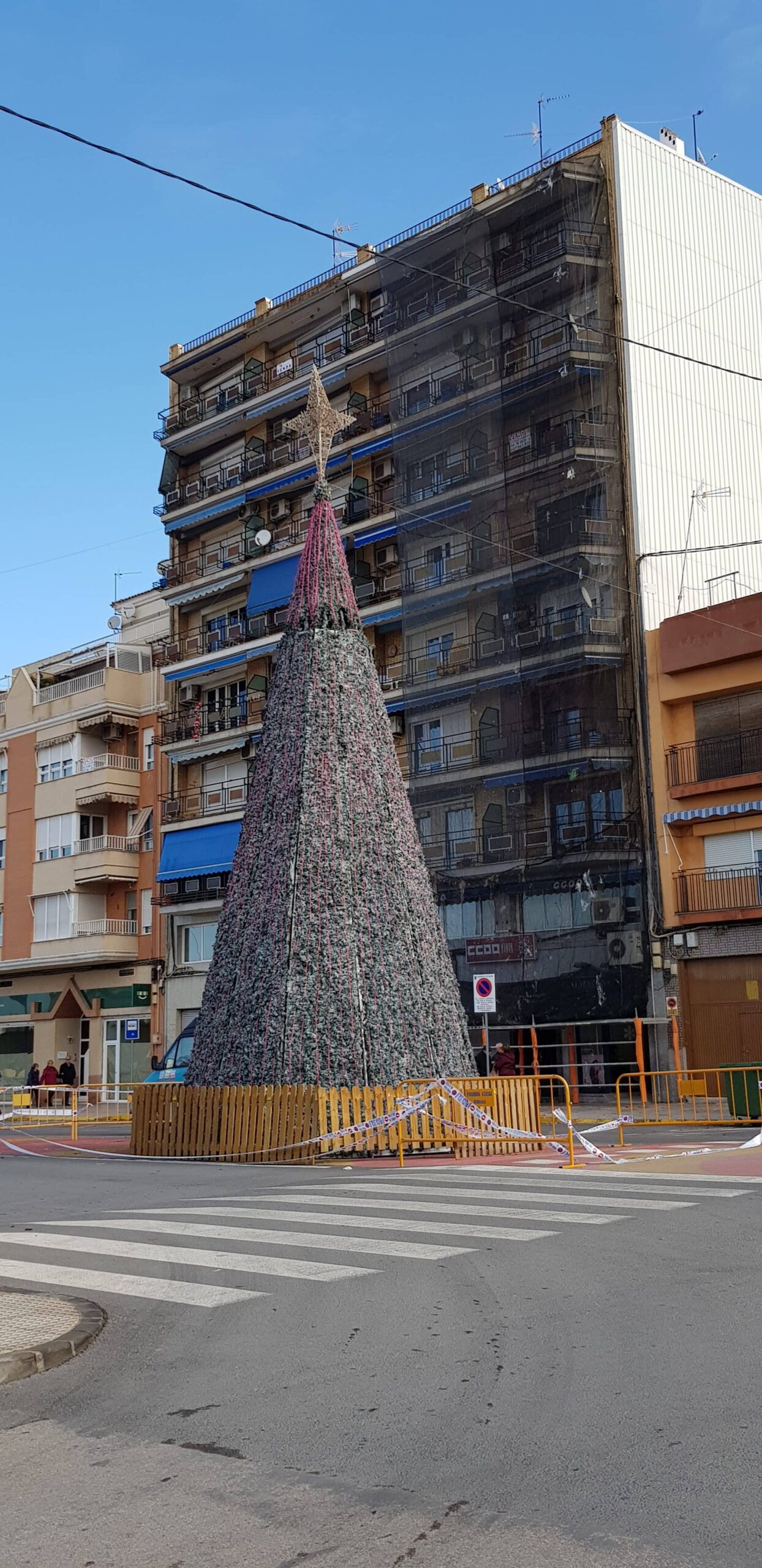 Desplazarán unos metros el árbol de Navidad  para garantizar la seguridad de los peatones