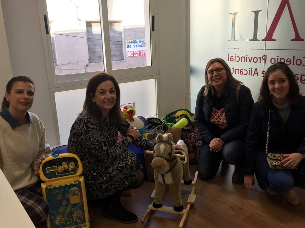 El Colegio de Abogacía de Alicante entrega juguetes a asociaciones de Villena recogidos en la campaña de Navidad