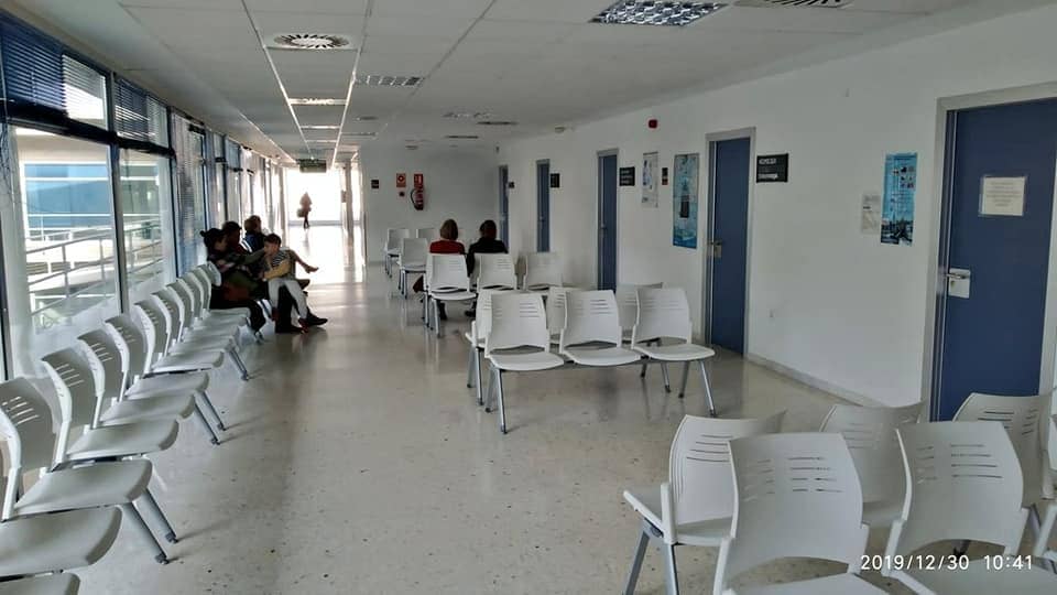 El Centro Sanitario Integrado de Villena estrena bancadas y persianas