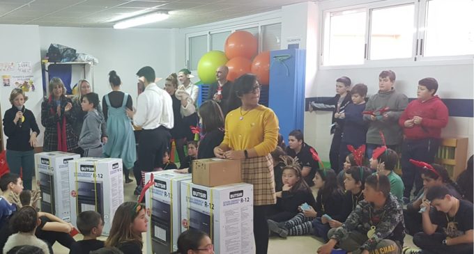 El CEIP La Celada dona cuatro estufas y un lote de alimentos no perecederos a Cáritas Villena