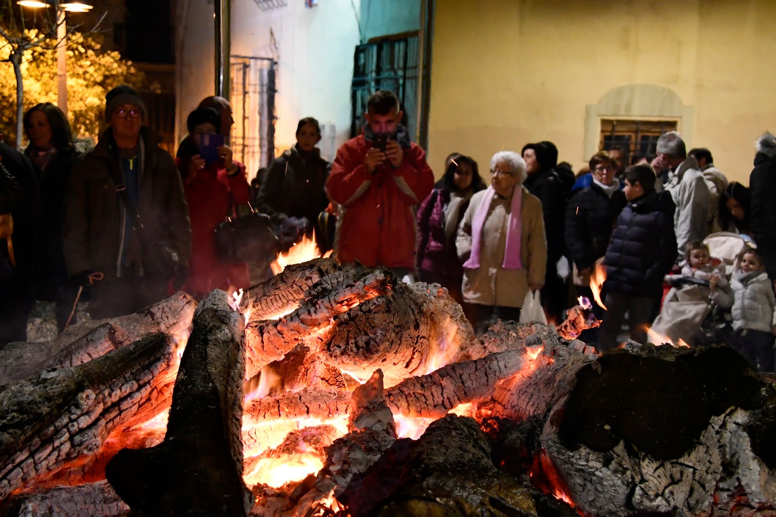 El barrio de San Antón continúa mañana las celebraciones con el encendido de la hoguera
