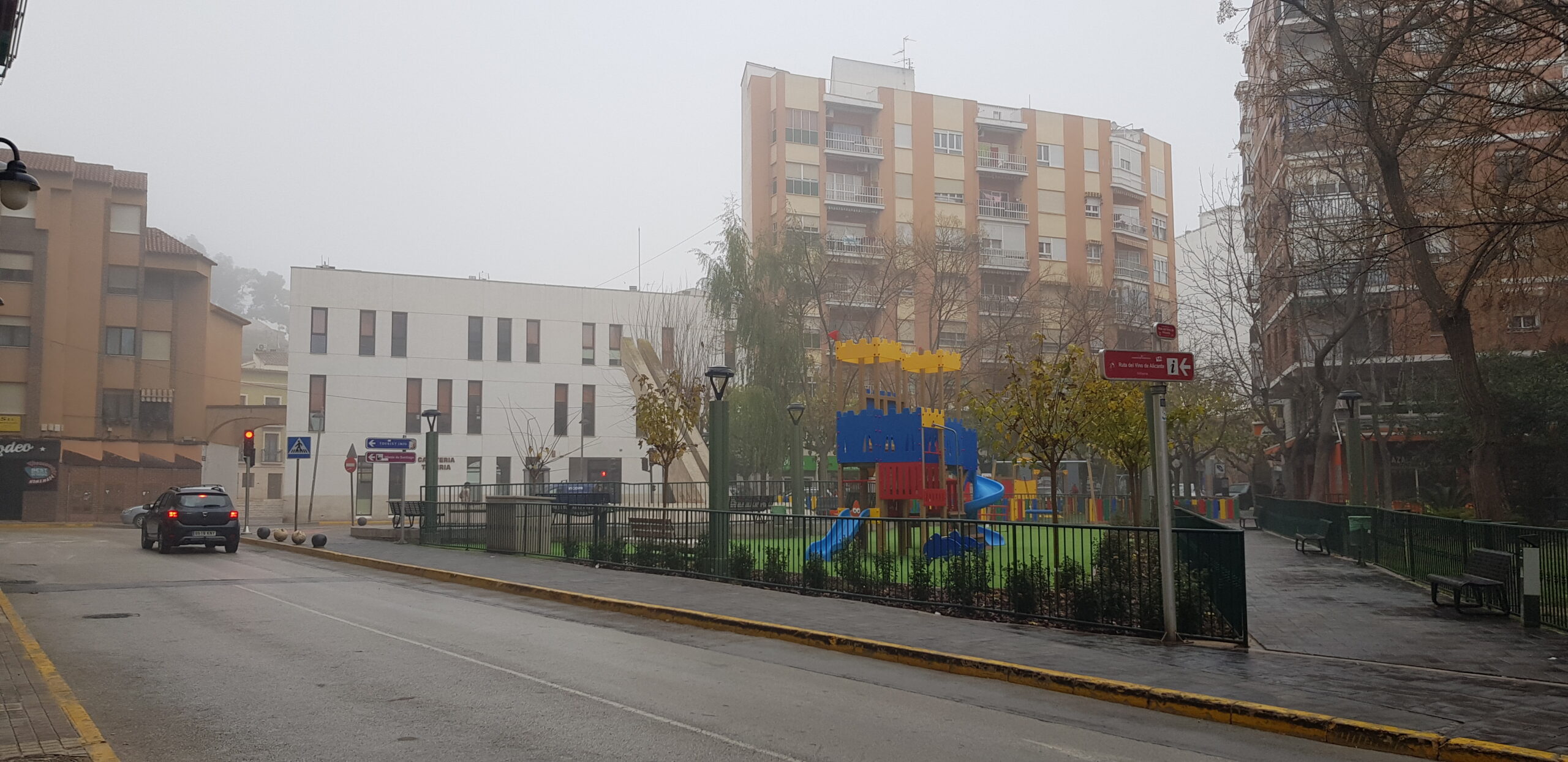 Villena cierra los parques, patios y zonas verdes por la alerta por fuertes vientos