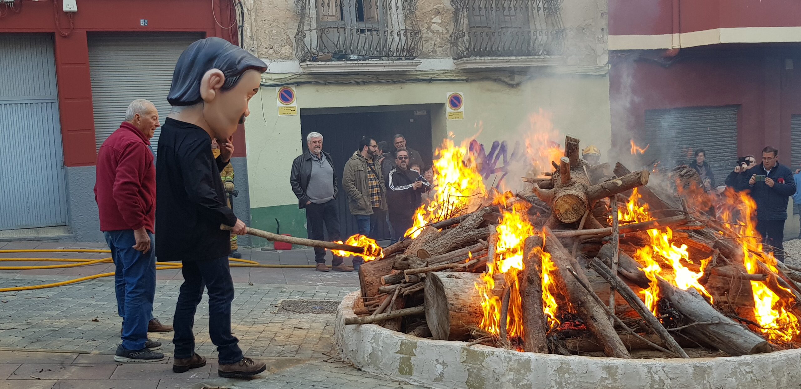 Los vecinos de San Antón mantienen la hoguera pero suspenden el desfile de animales