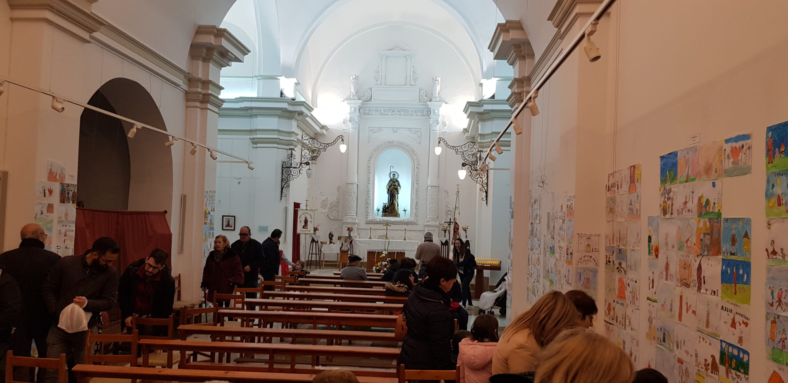 Los vecinos declinan trasladar a San Antón a la iglesia de Santiago ante la evolución de la pandemia