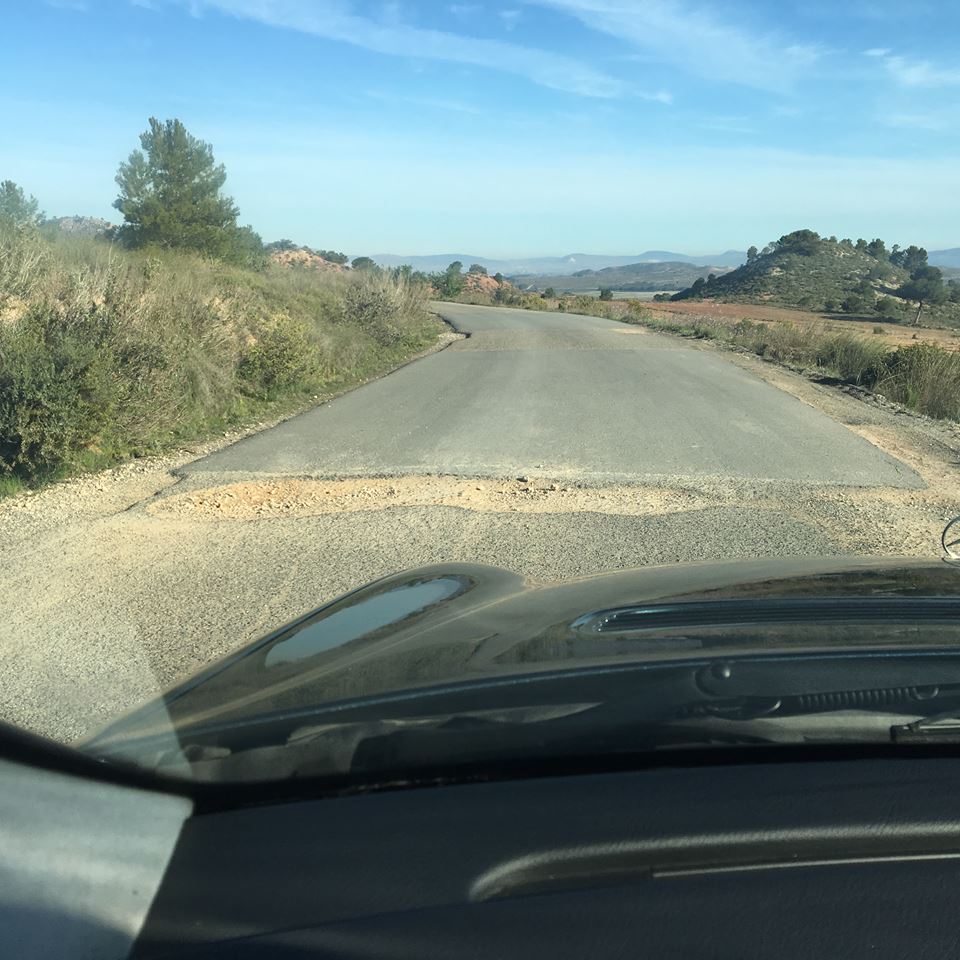 Villena y Salinas se unen para demandar a Diputación el arreglo integral de la carretera que conecta ambas poblaciones