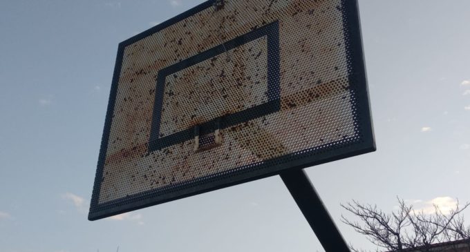 Desaparecen los aros de las canastas de baloncesto en el colegio Príncipe Don Juan Manuel de Villena