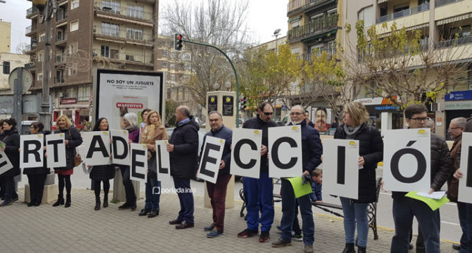 Cientos de vecinos se unen en Villena para apoyar que las clases se impartan en la lengua materna de los estudiantes