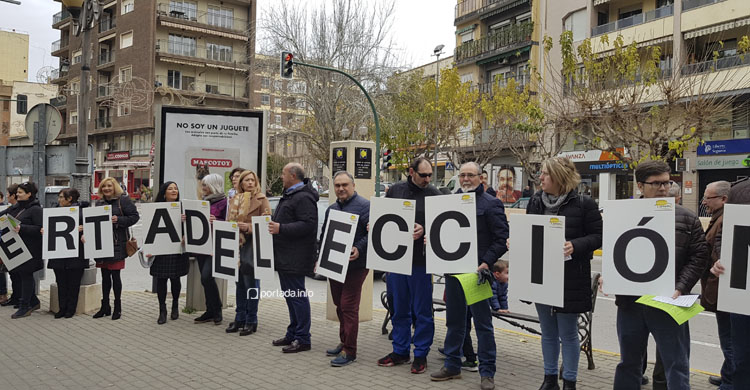Cientos de vecinos se unen en Villena para apoyar que las clases se impartan en la lengua materna de los estudiantes