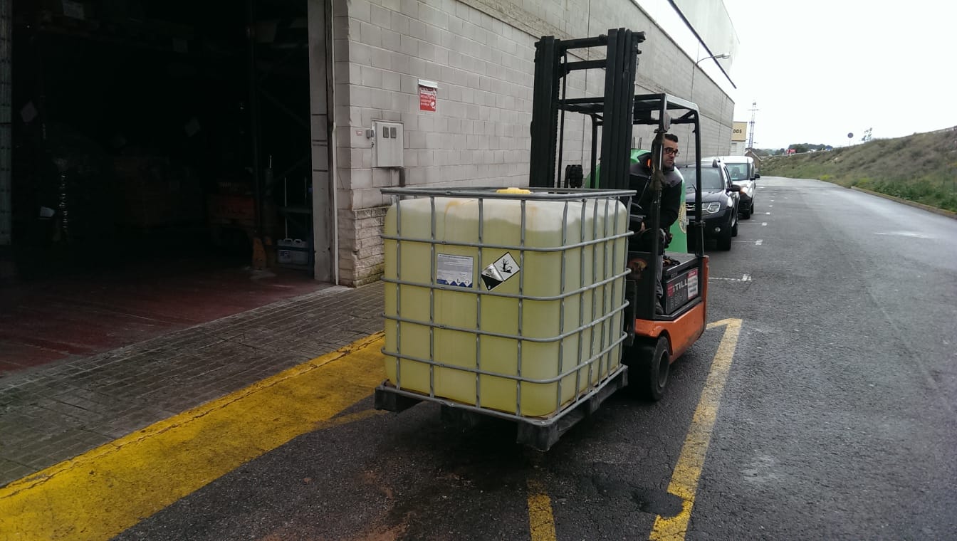 Centro Comercial Ferri dona un tanque de 1.000 litros de cloro para desinfección