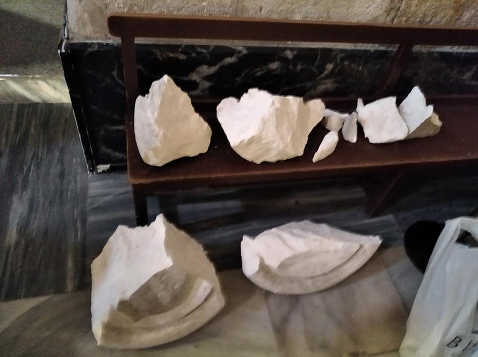 Se desprende una de las dovelas de la iglesia de Santiago en Villena