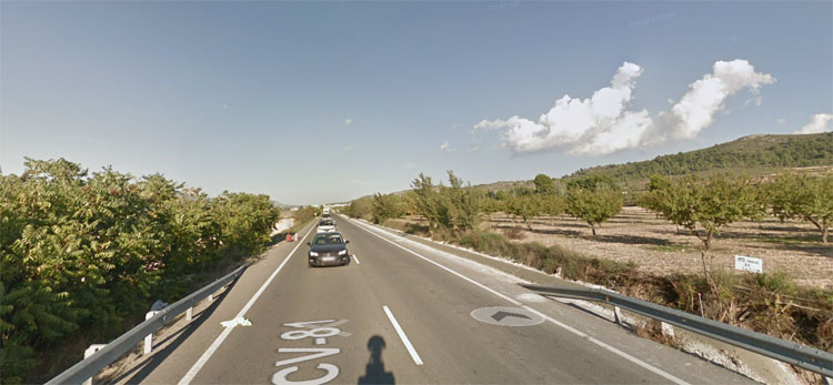 Un accidente de tráfico en la carretera de Cañada por adelantamientos temerarios se salda con tres heridos