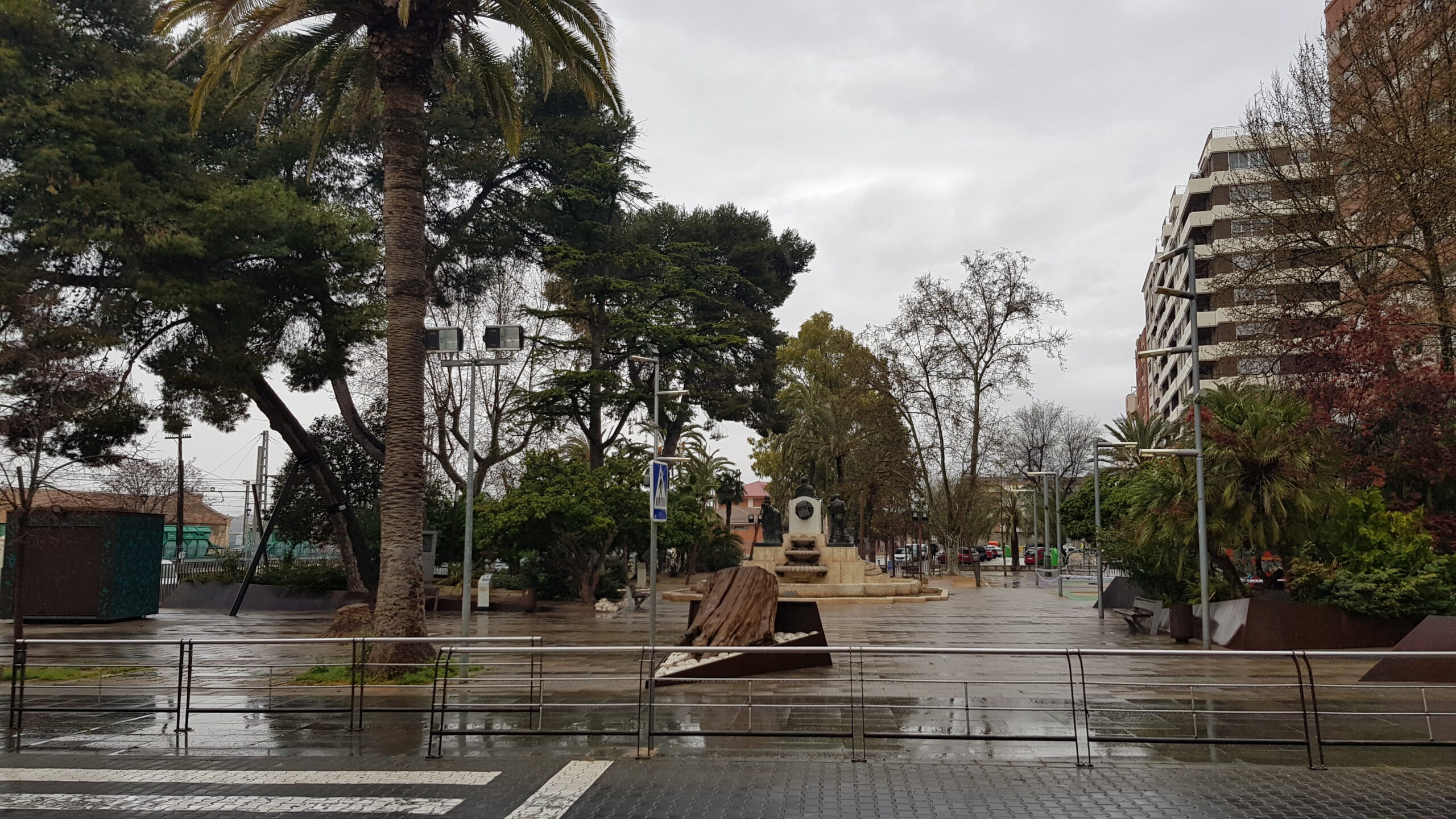El Ayuntamiento inicia podas de urgencia en Villena