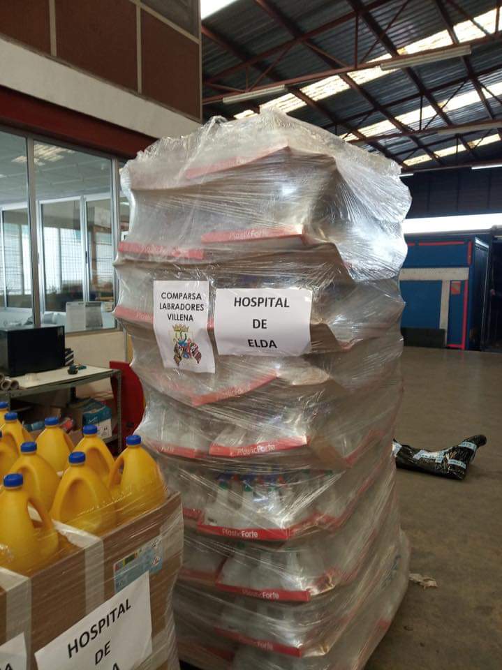 La comparsa de Labradores dona 500 litros de lejía al Hospital de Elda