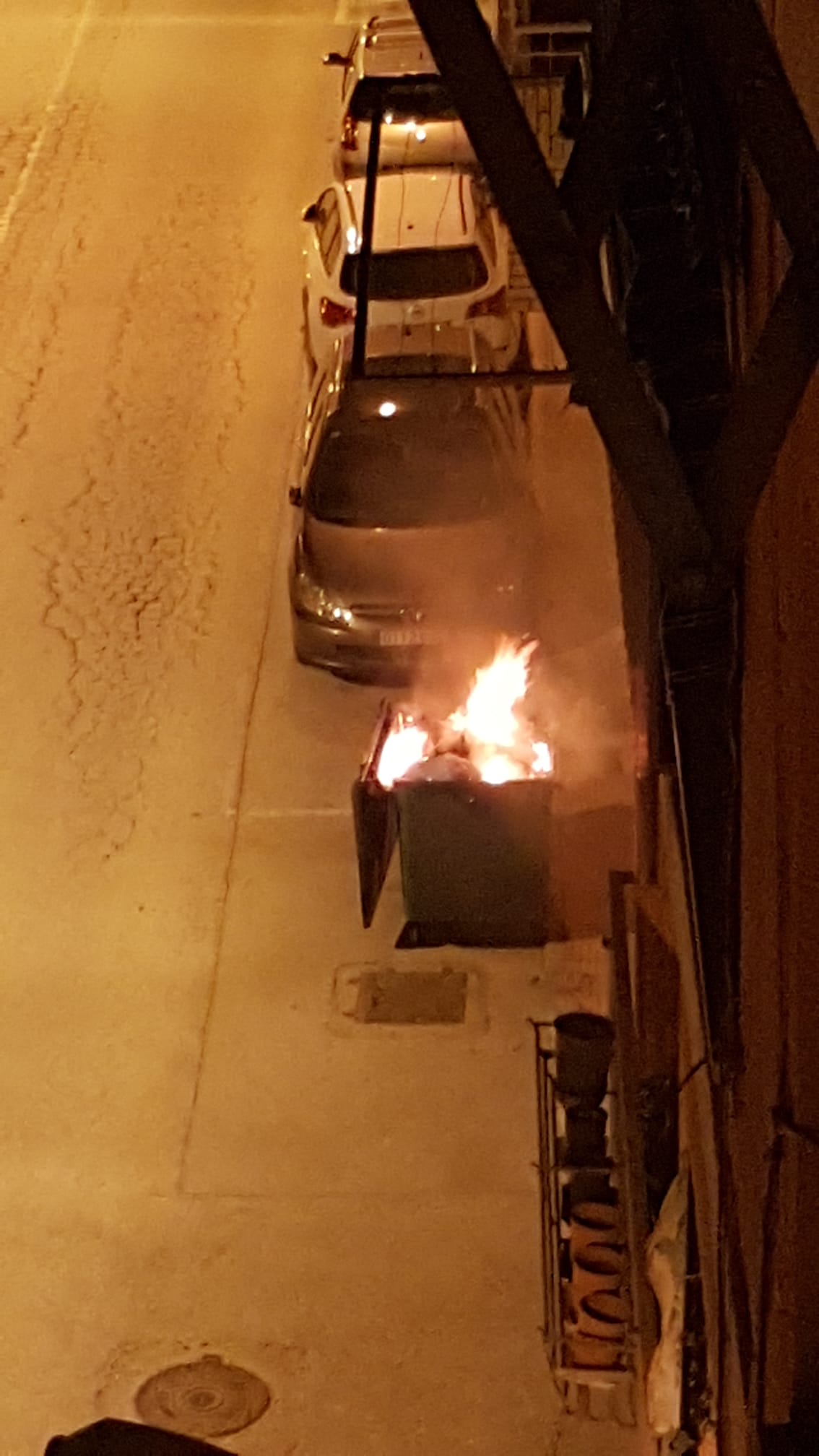 Incendio de un contenedor en la calle Rosalia de Castro