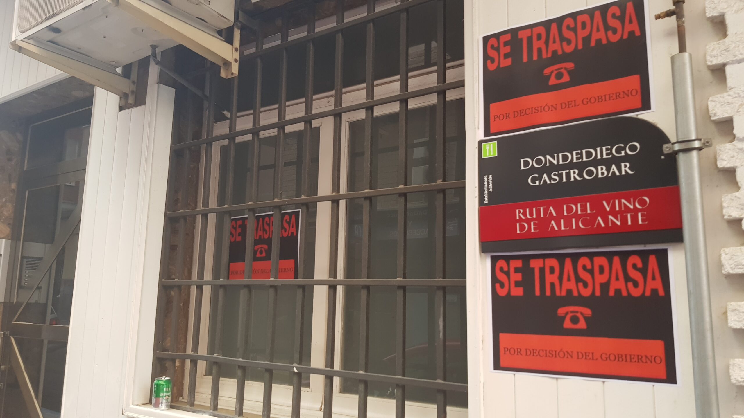 Hosteleros de Villena cuelgan el cartel de “Se traspasa” como protesta