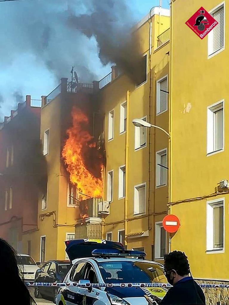 Incendio en una vivienda en la calle Quintín Esquembre