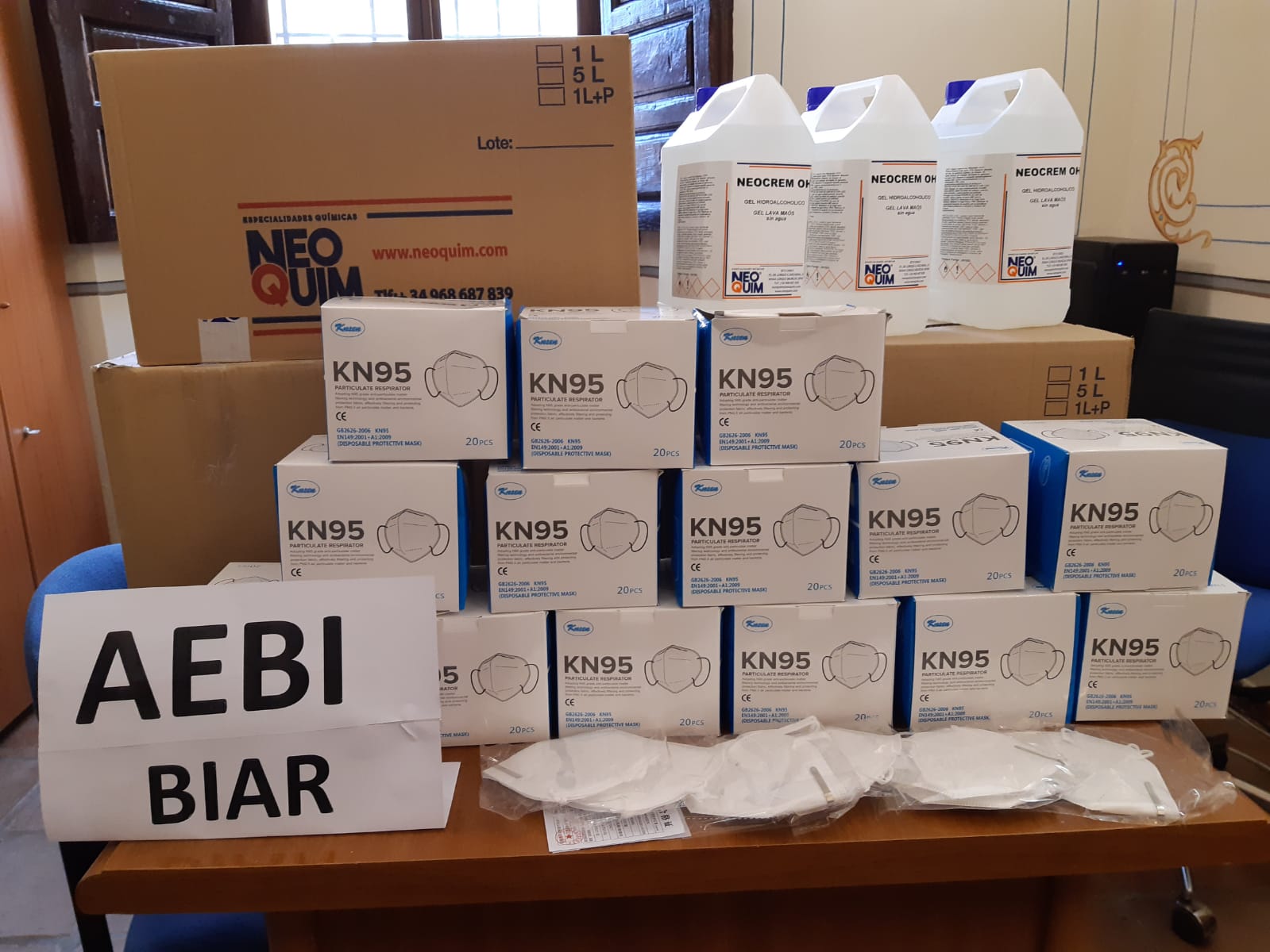 El Ayuntamiento de Biar entrega cerca de 350 mascarillas y 70 litros de loción higienizante a AEBI