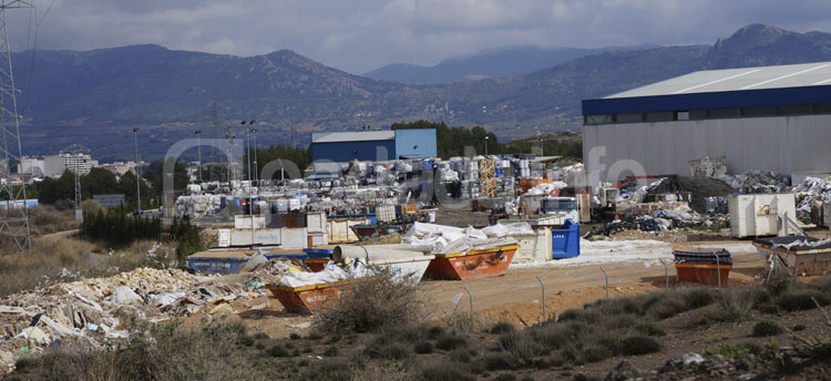 Villena rechaza la ampliación de un vertedero en una planta privada de residuos