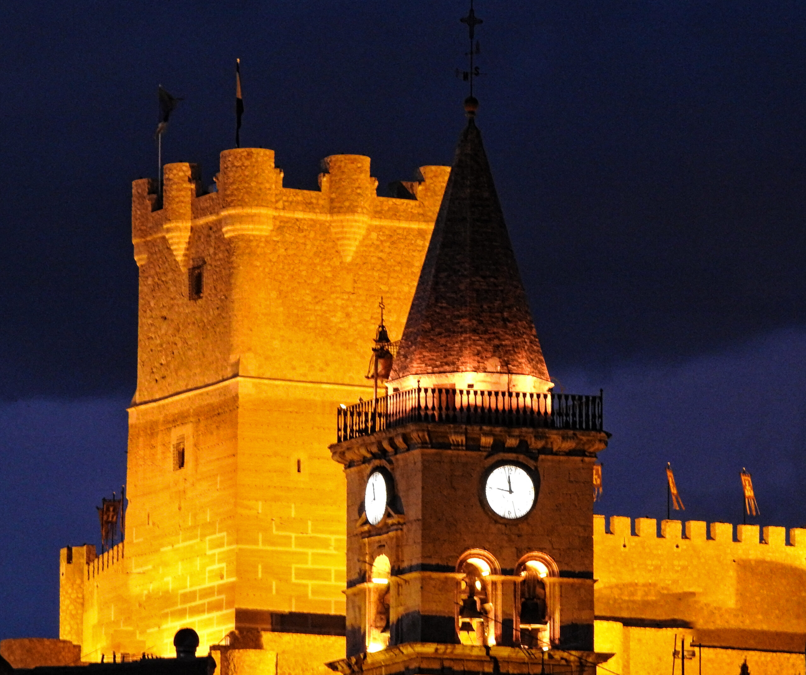 Vuelve la tradicional iluminación en la torre de la iglesia de Santa María