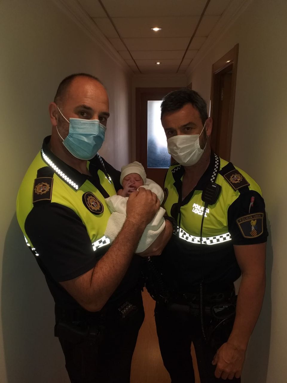 Dos agentes de la Policía Local de Villena asisten al nacimiento de una niña