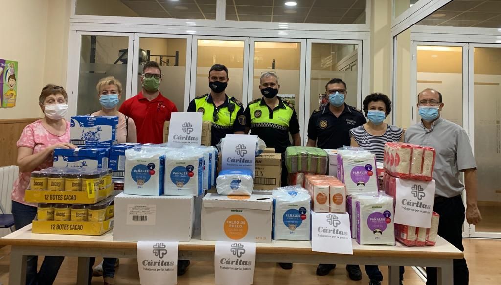 La Policía Local dona a Cáritas productos de primera necesidad