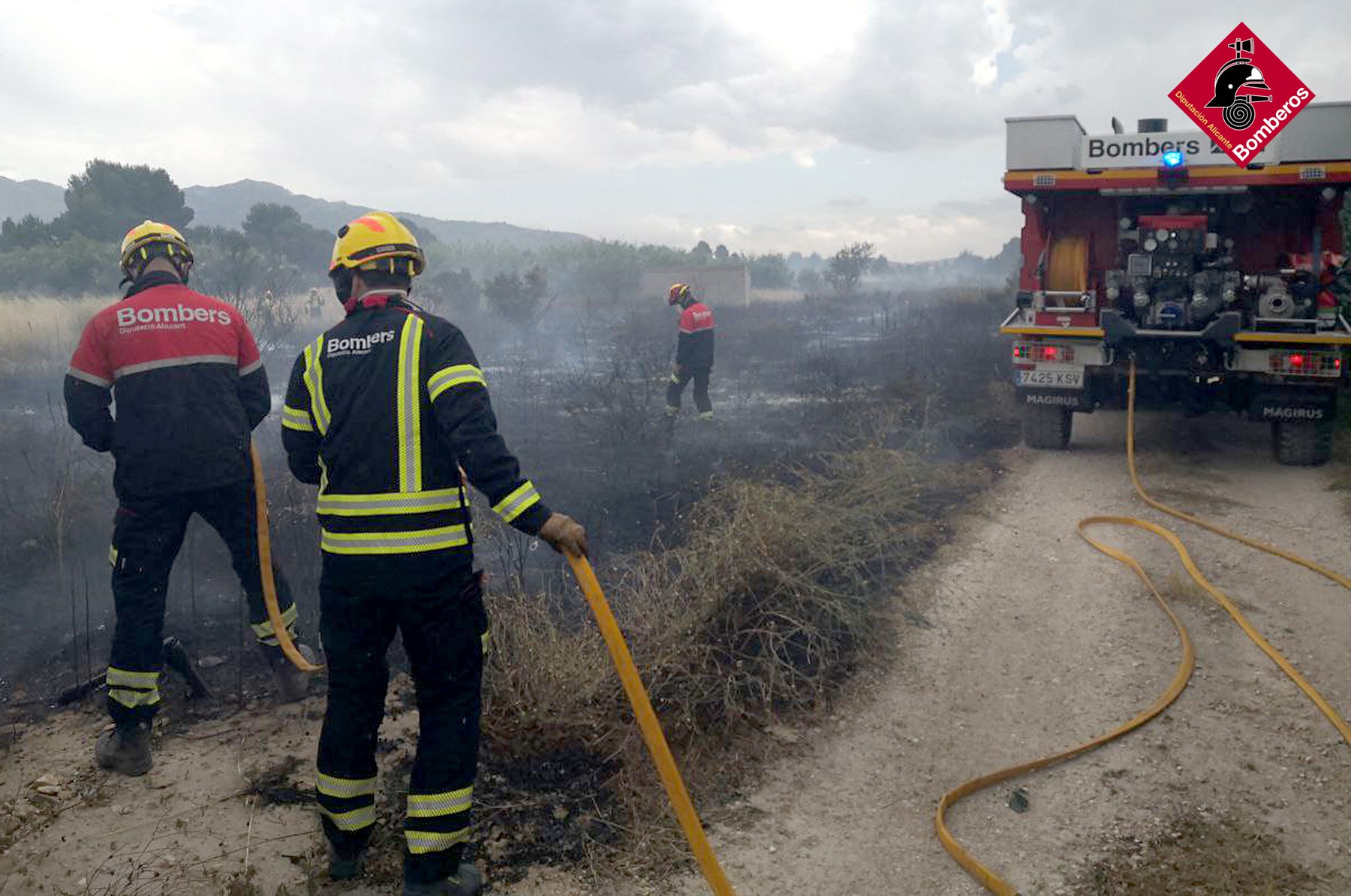 Los bomberos controlan un incendio en un terreno de la partida de San Juan