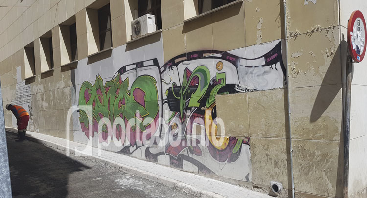 El Ayuntamiento inicia la eliminación de todos los grafitis de la Casa de la Cultura